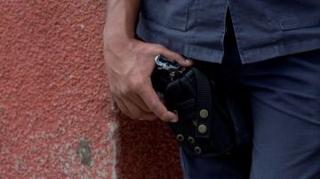 Un policía resguarda la escena de un tiroteo en Tegucigalpa, Honduras, donde la violencia vinculada al narcotráfico sigue en aumento.
