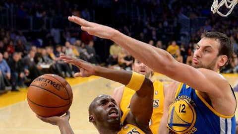 Jodie Meeks (i), de los Lakers, intenta una canasta ante la defensa de  Andrew Bogut de Golden State Warriors.