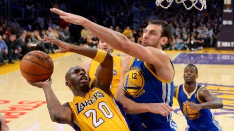 Jodie Meeks (i), de los Lakers, intenta una canasta ante la defensa de Andrew Bogut de Golden State Warriors.