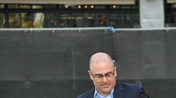 Pitbull (centro), junto con Mark Bracco (izqda), el VP de las series especiales de ABC, y el productor Larry Klein ya han desplegado la alfombra roja de los American Music Awards.