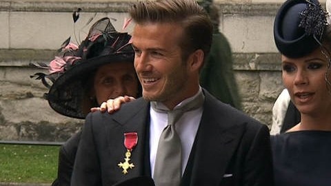 En el 2003, David Beckham fue condecorado con la Orden del Imperio Británico, un galardón que le entregó la Reina Isabel II por su trayectoria en el fútbol.