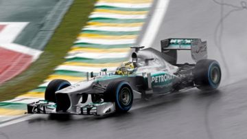 El alemán Nico Rosberg conduce su monoplaza durante la clasificación al Gran Premio de Brasil.