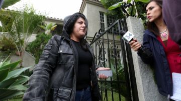 Marissa Vela, madre de Darwin,  es esperada a la salida de su casa por miembros de los medios.