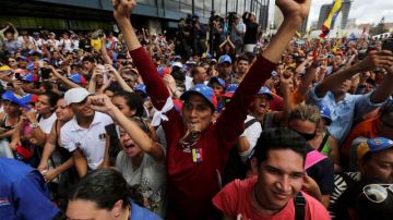 Simpatizantes del líder de la oposición, Henrique Capriles, aclaman el discurso de éste en Caracas, Venezuela.