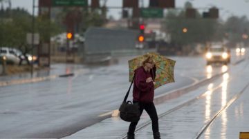 El sistema de tormentas causó fuertes lluvias en Tempe, Arizona.