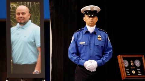 Un oficial de TSA junto al retrato de Gerardo Hernández, durante un homenaje en Los Ángeles Sports Arena, el 12 de noviembre de 2013.