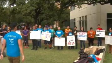 Estudiantes hispanos protestan contra el  juego "atrapa al inmigrante indocumentado" en la Universidad de Texas.