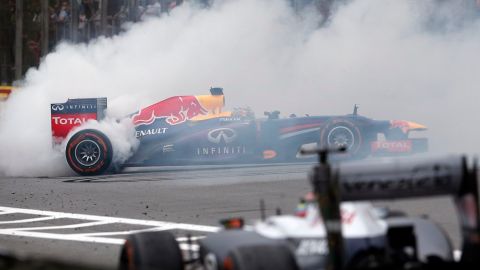 El festejo del alemán en la meta de Interlagos.