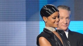 La encargada de entregar el galardón fue la propia madre de Rihanna.