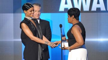 La encargada de entregar el galardón fue la propia madre de Rihanna.