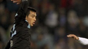 El delantero mexicano Carlos Vela   fue imparable  para los defensores del Celta, que aquí lo frenan  con una falta cuando intentaba rematar.