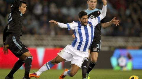 El delantero mexicano Carlos Vela   fue imparable  para los defensores del Celta, que aquí lo frenan  con una falta cuando intentaba rematar.