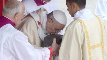 El Sumo Pontífice besó el cofre que contienen los fragmentoss de San Pedro.