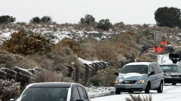 En algunos lugares de Nuevo México hubo varias pulgadas de nieve y se informó de escasa visibilidad en algunos tramos de la Interestatal 40 al oeste de Albuquerque.