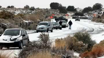En algunos lugares de Nuevo México hubo varias pulgadas de nieve y se informó de escasa visibilidad en algunos tramos de la Interestatal 40 al oeste de Albuquerque.