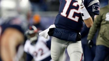 Tom Brady, de los Patriotas de Nueva Inglaterra,  warms up before an NFL football game against the Denver Broncos, Sunday, Nov. 24, 2013, in Foxborough, Mass. (AP Photo/Elise Amendola)