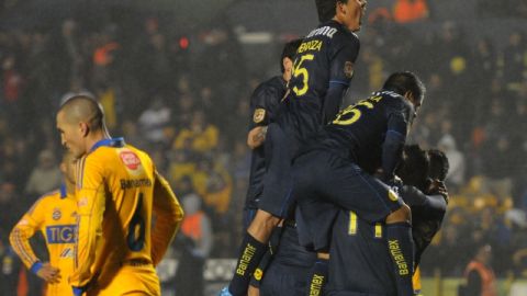 Jugadores del América celebran luego de darle alcance a Tigres, que para la vuelta debe ganar o empatar mínimo 3-3 si quiere avanzar.