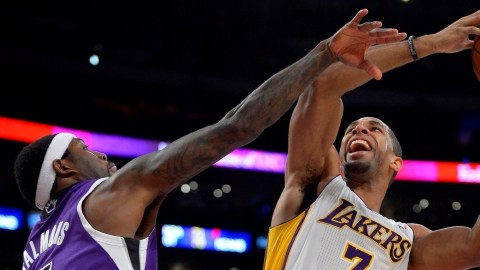 Xavier Henry (der.) trata de tirar a la canasta ante John Salmons en el Staples.