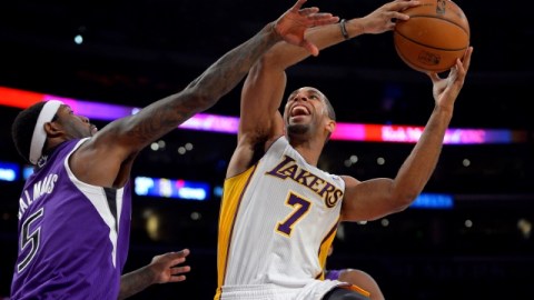 Xavier Henry (der.) trata de tirar a la canasta ante John Salmons en el Staples.