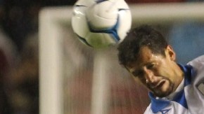 Carlos Quintero (izq.) no puede controlar el balón ante la marca de Yasser Corona en el partido de ida de la Liguilla en La Corregidora.