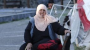 Un niño sirio juega con una pistola de juguete  en un campo de refugiados en Estambul, Turquía.