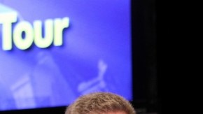 El Gobernador de Nueva York  Andrew Cuomo (der.), advierte sobre los falsos cobradores de impuestos.