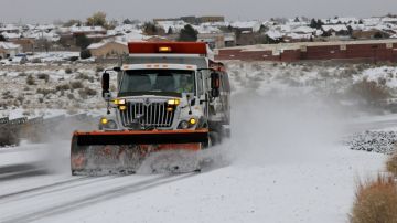 Un camión del Departamento de  Transporte limpia la nieve de las carreteras  en  Paseo del Norte en Nuevo México, luego que una tormenta invernal cayó sobre el área durante el fin de semana.