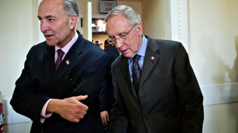 El Senador  Charles Schumer, D-N.Y. (izq.) y el líder de la mayoría del Senado  Harry Reid, saliendo del Capitolio. Schumer  dijo sentirse "decepcionado" por el acuerdo, que consideró desproporcional.