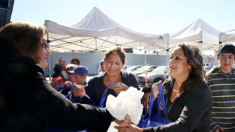 Más de un centenar de familias que acudieron a la organización de Saint Vincent de Paul, en Los Ángeles, recibieron comida para celebrar el Día de Acción de Gracias.
