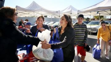 Más de un centenar de familias que acudieron a la organización de Saint Vincent de Paul, en Los Ángeles, recibieron comida para celebrar el Día de Acción de Gracias.