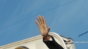 El presidente Obama se despide en Washington al partir para una gira por la Costa Oeste, que incluye eventos de recaudación de fondos en Los Ángeles esta noche y mañana martes.