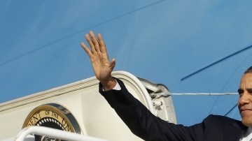El presidente Obama se despide en Washington al partir para una gira por la Costa Oeste, que incluye eventos de recaudación de fondos en Los Ángeles esta noche y mañana martes.