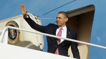 El presidente Obama se despide en Washington al partir para una gira por la Costa Oeste, que incluye eventos de recaudación de fondos en Los Ángeles esta noche y mañana martes.