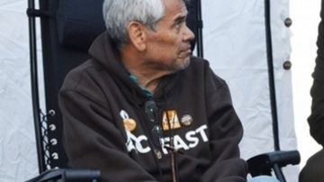 Los activistas, liderados por Eliseo Medina, tienen permiso para permanecer en la carpa hasta finales de diciembre.