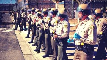 Unos cincuenta manifestantes del grupo CIYJA protestaron frente al centro de detención de Adelanto, en California.