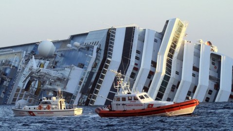 El crucero encalló el 13 de enero de 2012 frente a las cosas de la isla italiana de Il Giglio.