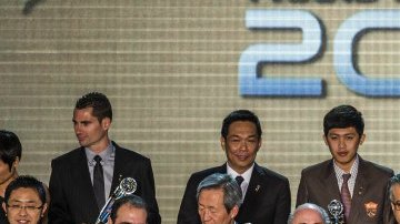 El presidente de la Federación de Fútbol de Asia (AFC), Salman bin Ebrahim Al Khalifa (4d), y el presidente de la FIFA, Josepp Blatter (4i), posan con los premiados durante el acto de entrega de premios de la AFC celebrado en Kuala Lumpur, Malasia