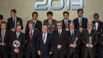 El presidente de la Federación de Fútbol de Asia (AFC), Salman bin Ebrahim Al Khalifa (4d), y el presidente de la FIFA, Josepp Blatter (4i), posan con los premiados durante el acto de entrega de premios de la AFC celebrado en Kuala Lumpur, Malasia