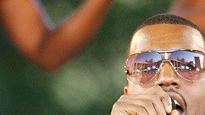 West busca disuadir a los neoyorquinos de comprar cualquier artículo de la firma de moda.