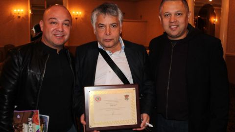 La Federación de Clubes Michoacanos en Illinois (FEDECMI) homenajeó al diseñador de modas Mitzy por sus 40 años de trayectoria.