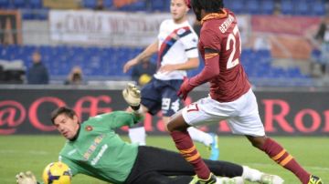 El portero Vlada Avramov, de Cagliari, bloquea el remate de Gervinho de la Roma para convertirse en la gran estrella del encuentro.