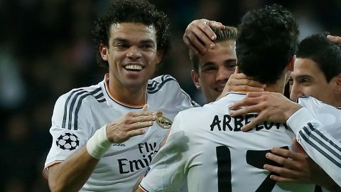 Ángel Di María es felicitado por sus compañeros tras marcar su gol en el triunfo 4-1 del Real Madrid sobre Galatasaray