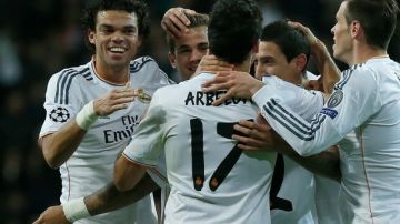 Ángel Di María es felicitado por sus compañeros tras marcar su gol en el triunfo 4-1 del Real Madrid sobre Galatasaray