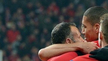 Jugadores de Manchester United celebran uno de los cinco goles sobre el Bayer Leverkusen
