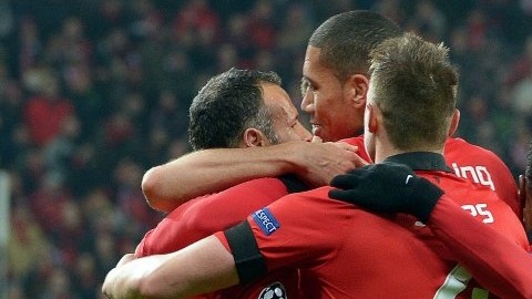Jugadores de Manchester United celebran uno de los cinco goles sobre el Bayer Leverkusen