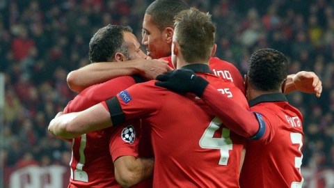 Jugadores de Manchester United celebran uno de los cinco goles sobre el Bayer Leverkusen