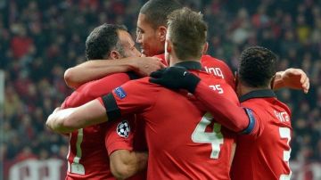 Jugadores de Manchester United celebran uno de los cinco goles sobre el Bayer Leverkusen