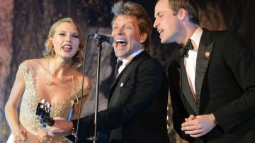 El príncipe Guillermo (drecha) y Taylor Swift (izqda) cantaron 'Livin On A Prayer' con Bon Jovi.