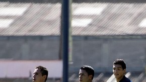 Francisco Rodríguez (segundo de la izq.)  entrena con  sus compañeros para el duelo del domingo ante el cuadro de la UANL.