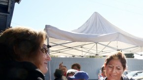 Personas reciben alimentos gratuitos para la cena del Día de Acción de Gracias en la Sociedad St. Vicent de Paul.
